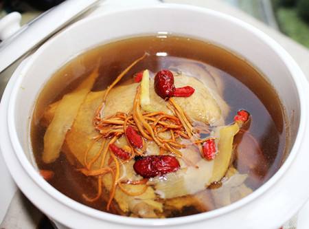 新鲜冬虫夏草怎么吃,可以直接吃吗,新鲜虫草炖鸭食用方法